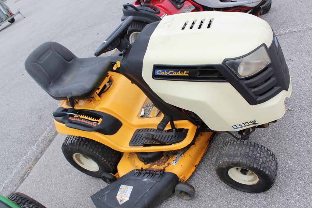 LXT1045 Cub Cadet Riding Lawn Mower