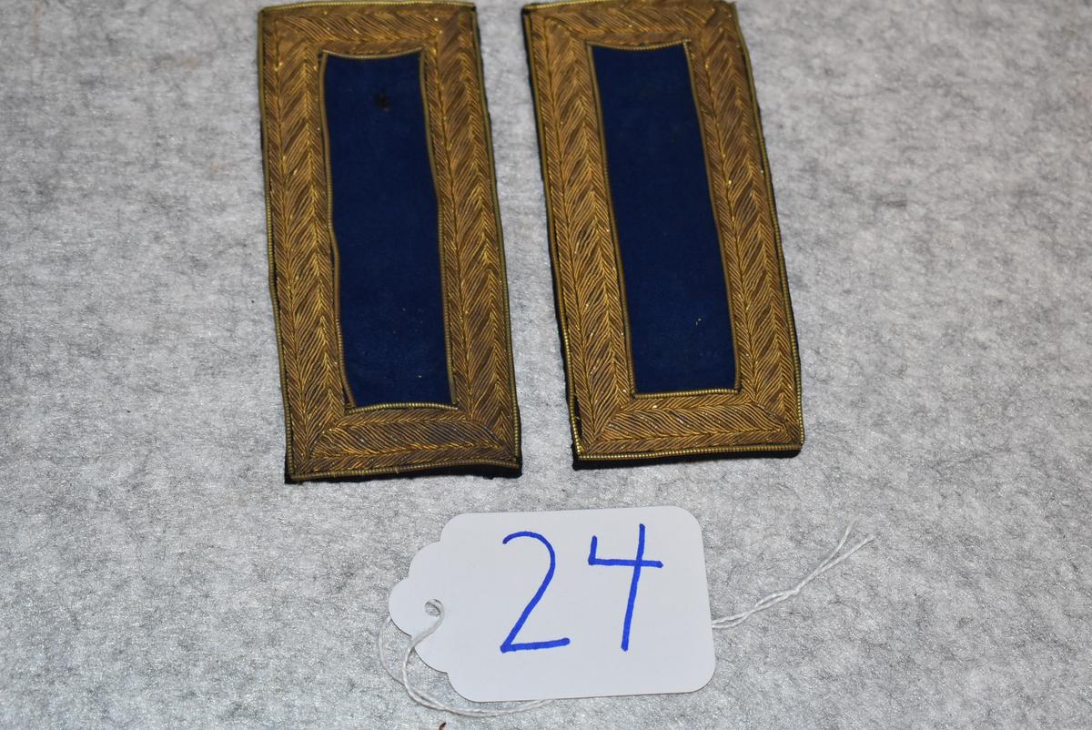 Pair of infantry officer's shoulder straps of a Major or Lt. Colonel