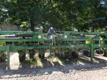 John Deere 1720 12 row 38" stack fold XP Vacuum Planter w/1.5 bu hoppers