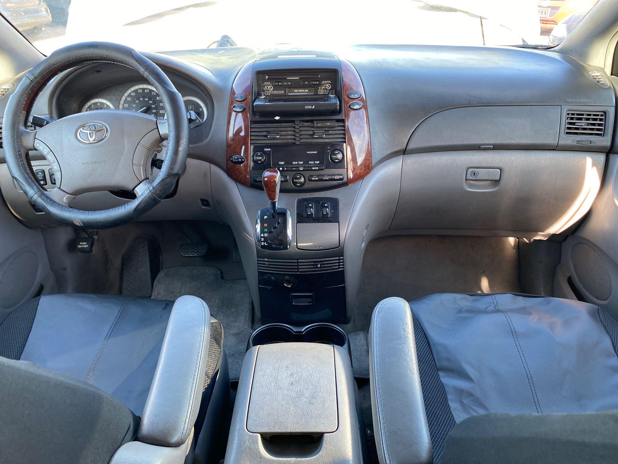 2004 Toyota Sienna Van LIMITED