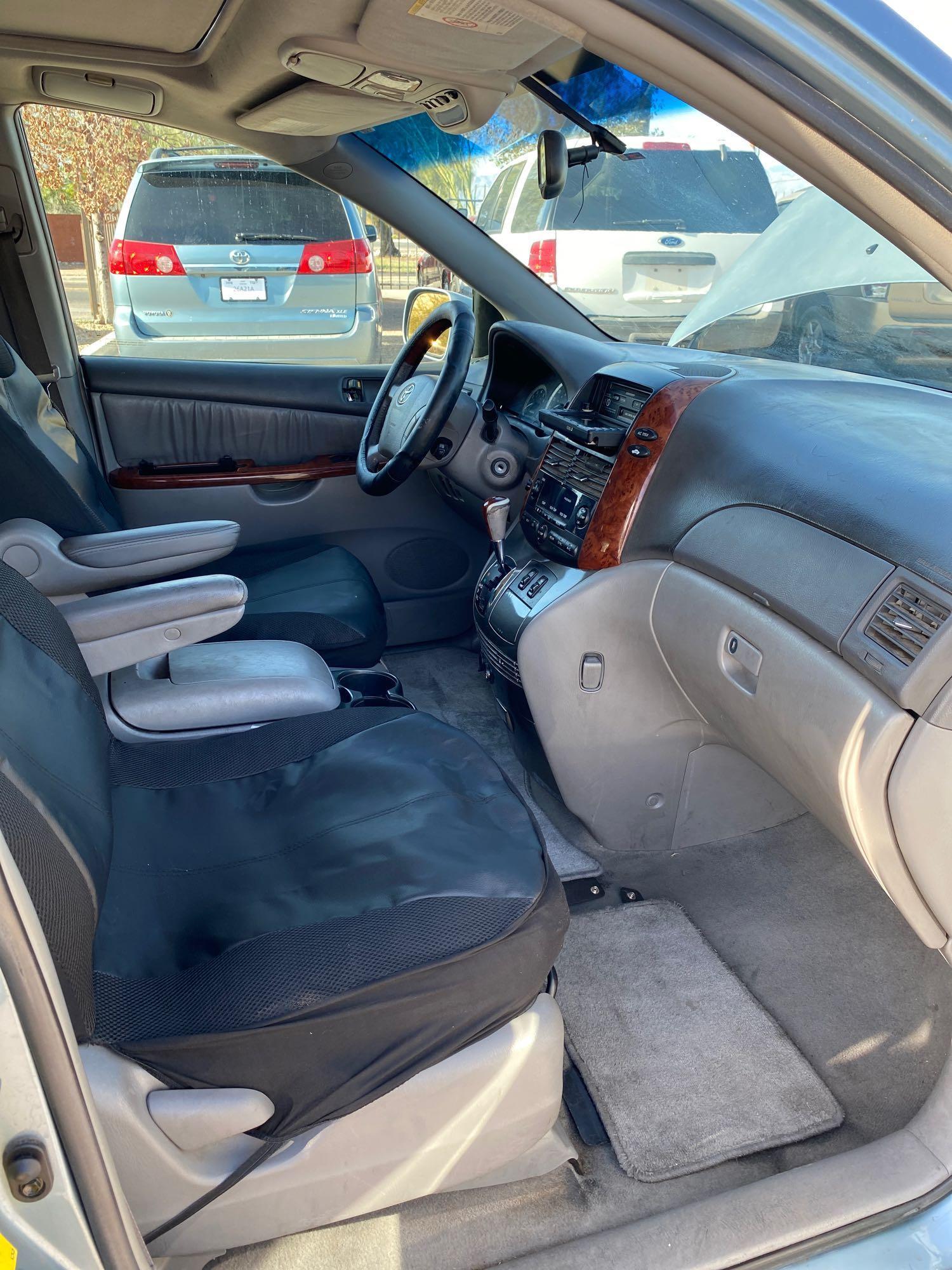 2004 Toyota Sienna Van LIMITED