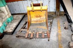 23" BACKHOE BUCKET WITH REPLACEABLE FROST TEETH