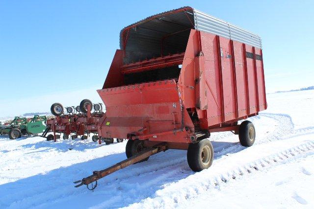 MFMODEL 114 14' SILAGE BOX ON HD GEAR