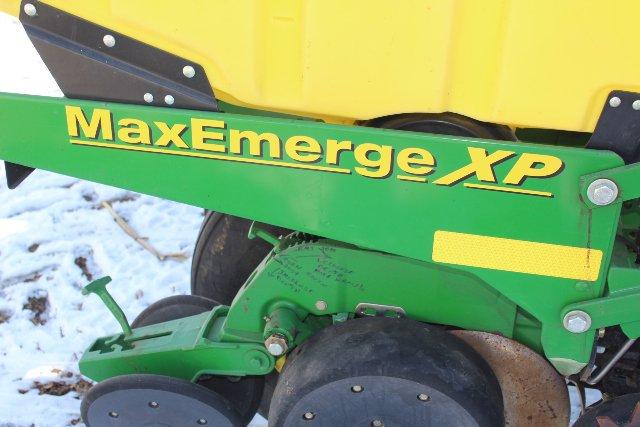 JD 1760 MAX EMERGE XP FRONT FOLD 12 ROW 30"