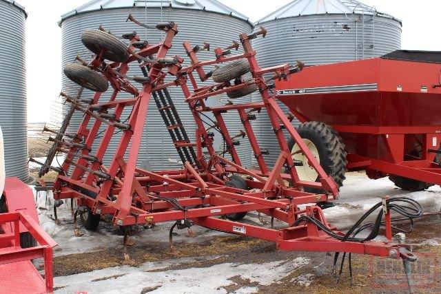 31' CASE IH 4800 VIBRA SHANK FIELD CULT, HYD FOLD,