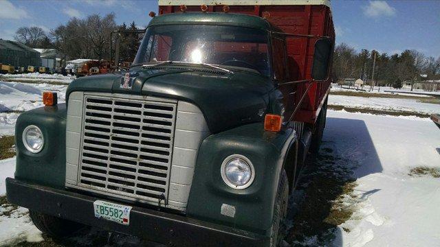 1970 INTERNATIONAL LOADSTAR 1800 TWIN SCREW GRAIN TRUCK, 18' WOOD BOX & HOIST, V8-GAS, 5 & 3 SPEED,