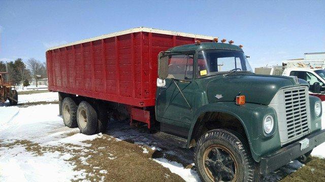 1970 INTERNATIONAL LOADSTAR 1800 TWIN SCREW GRAIN TRUCK, 18' WOOD BOX & HOIST, V8-GAS, 5 & 3 SPEED,