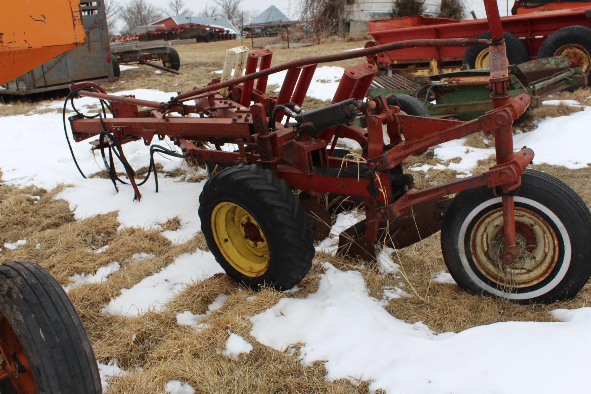 IH 700 4-16'S PLOW, SEMI-MOUNT, AR, COULTERS