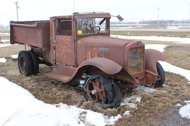 VINTAGE IH TRUCK, SINGLE AXLE, GRAVEL BOX,