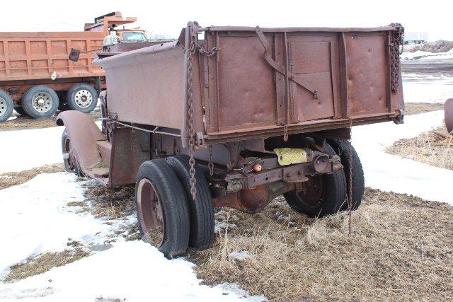 VINTAGE IH TRUCK, SINGLE AXLE, GRAVEL BOX,