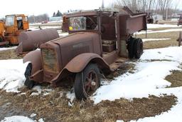 VINTAGE IH TRUCK, SINGLE AXLE, GRAVEL BOX,