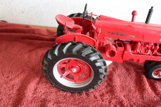 1/8 Farmall 400, narrow front, fenders,