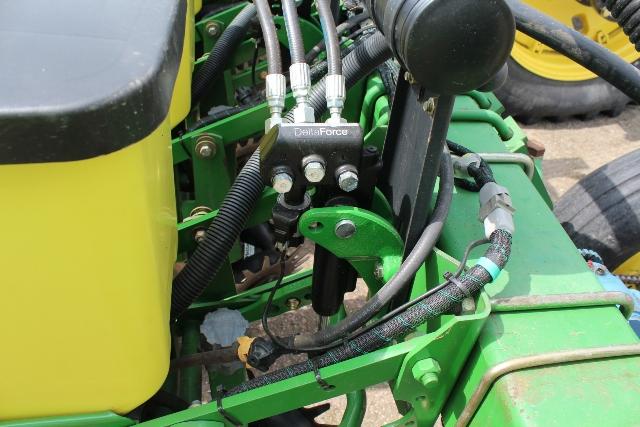 JOHN DEERE 12R22" 7300 PLANTER W/ MAX EMERGE