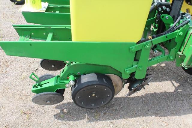 JOHN DEERE 12R22" 7300 PLANTER W/ MAX EMERGE