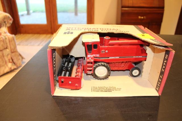 1/32 IH 1460 AXIAL FLOW TOY COMBINE, BEAN HEAD,