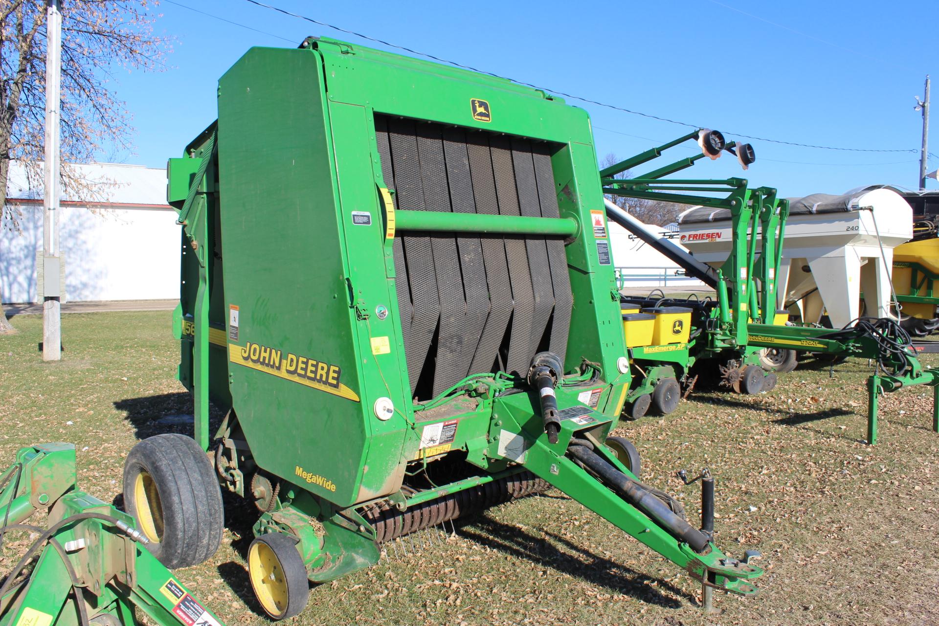 JOHN DEERE 567 MEGA WIDE TWINE BALER,