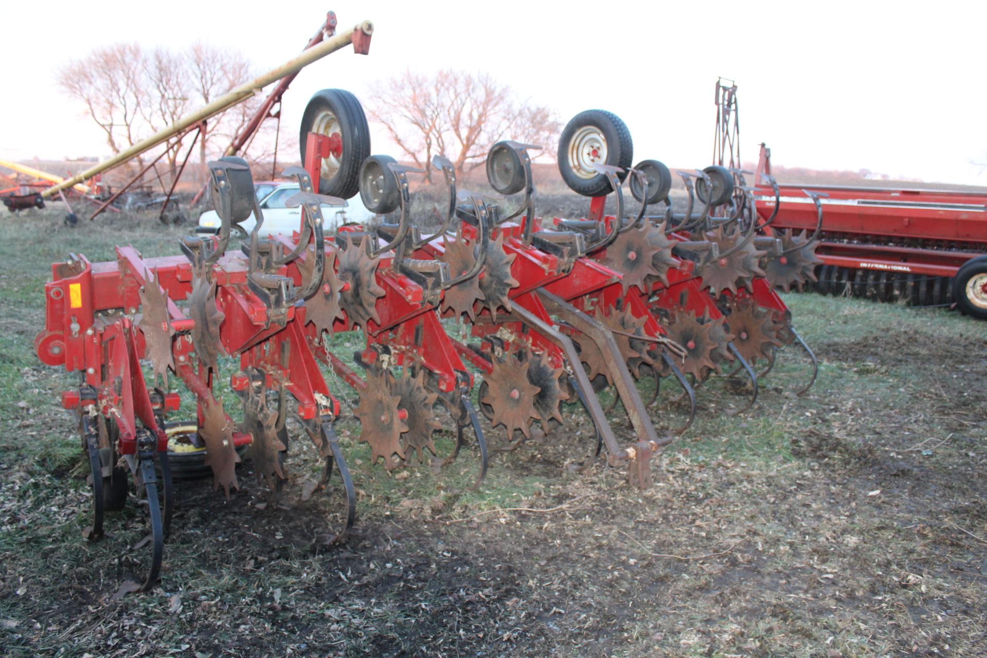 CASE IH 183 12R30" FLAT FOLD CULTIVATOR, C SHANKS,