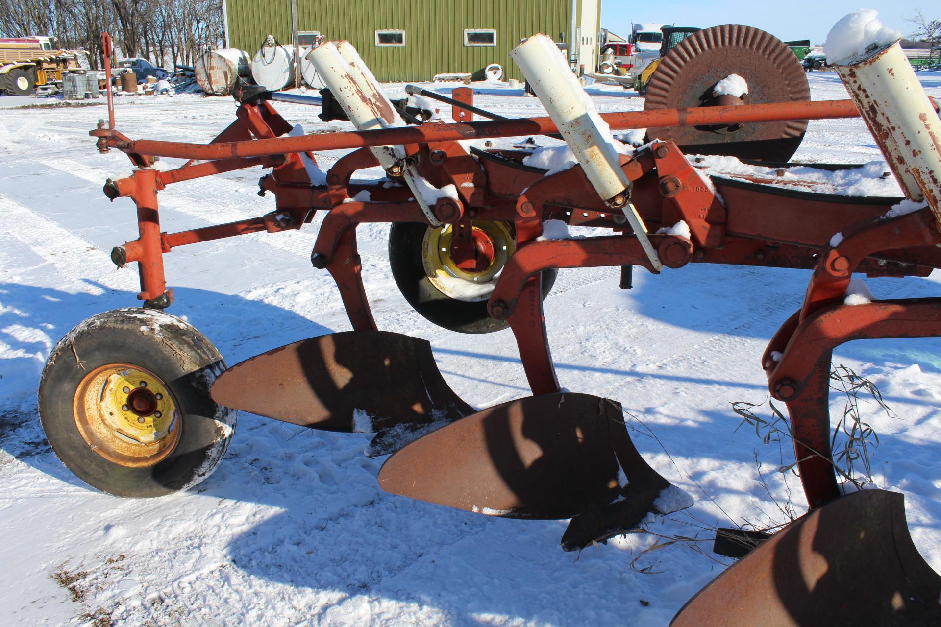 IH 720 7X18" ON LAND PLOW, (7) COULTERS