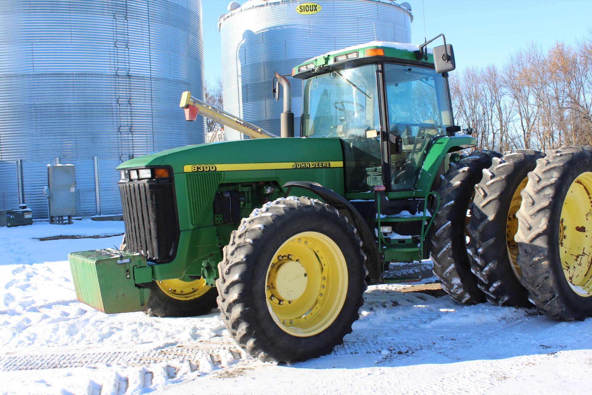 1998 JOHN DEERE 8300 MFWD TRACTOR, 16/4 PS, (20)