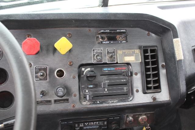 *** 1990 WHITE VOLVO DAY CAB SEMI TRACTOR,