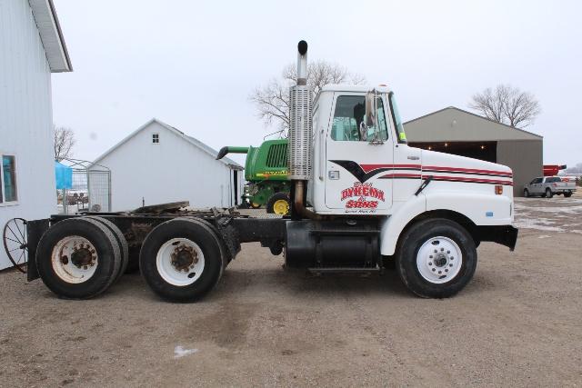 *** 1990 WHITE VOLVO DAY CAB SEMI TRACTOR,