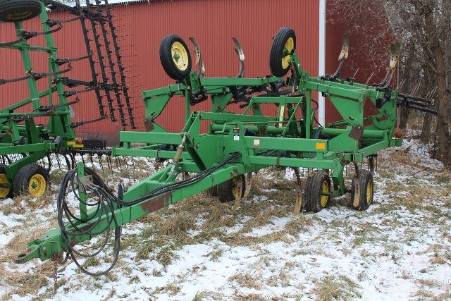 JD 680 21'  CHISEL PLOW, WING FOLD,