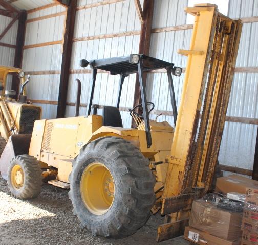 JOHN DEERE 482C 4X4 FORKLIFT, DIESEL, SIDE SHIFT, 21' 3-STAGE MAST, LEFT-HAND REVERSER, 6000LBS,