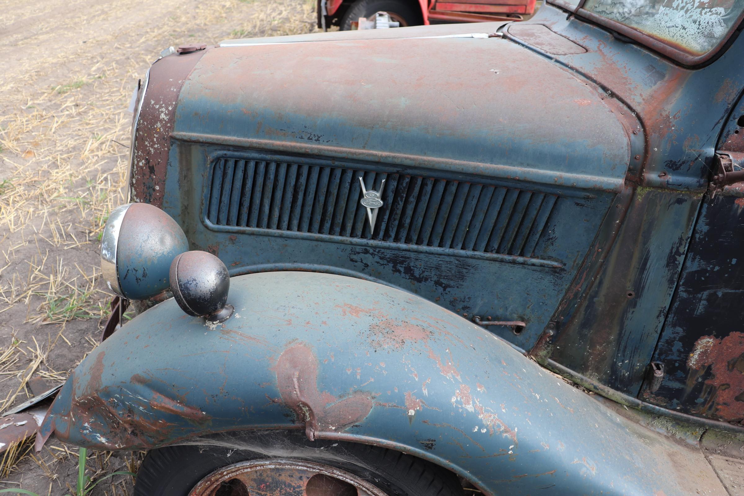 1937 FORD SINGLE AXLE TRUCK, FLATHEAD V-8,