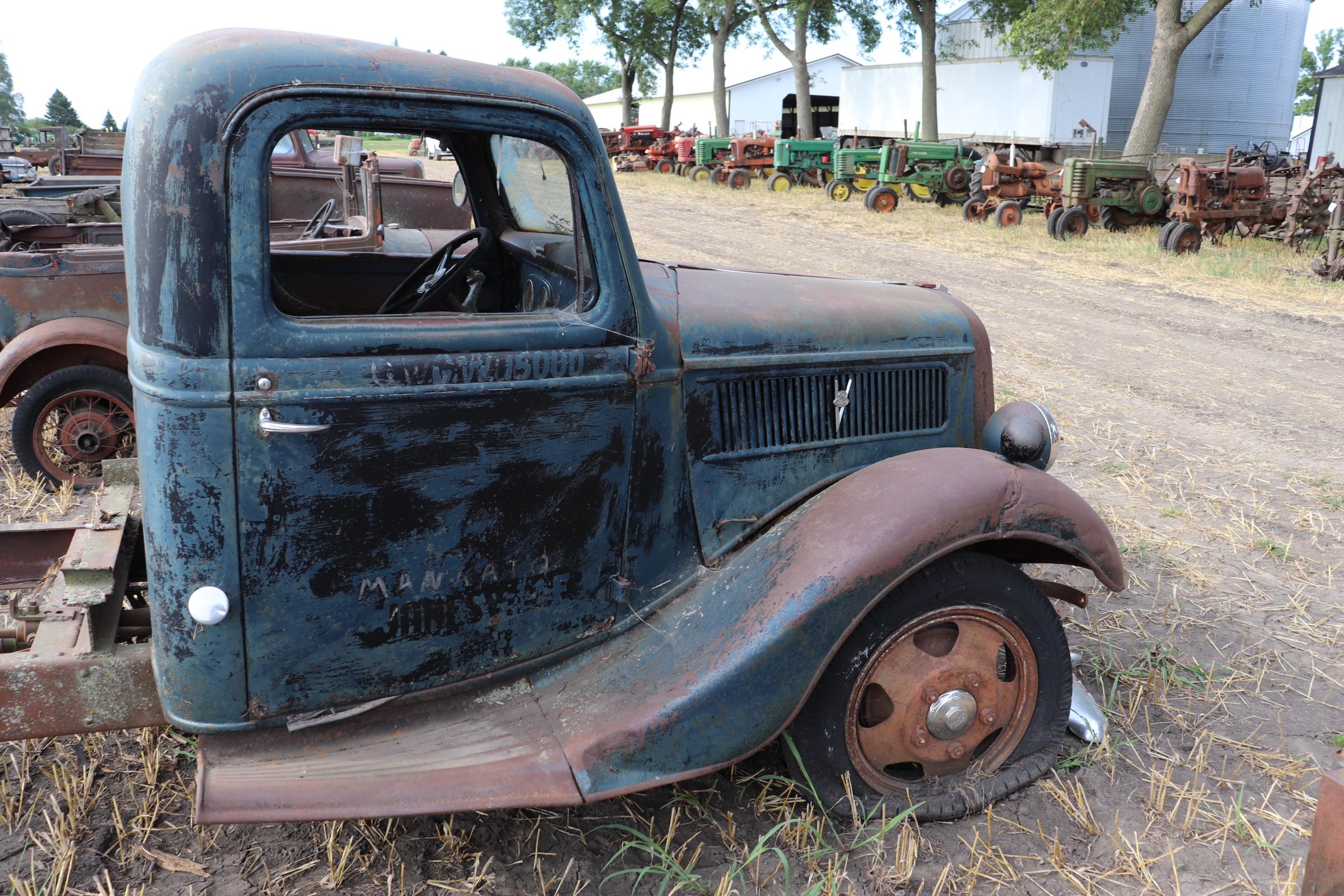 1937 FORD SINGLE AXLE TRUCK, FLATHEAD V-8,