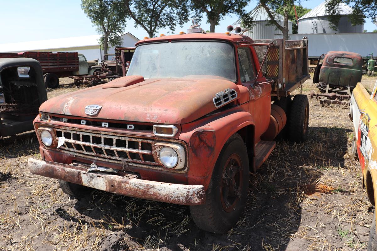 FORD 750 SINGLE AXLE TRUCK, 8' STEEL DUMP BOX, V-8