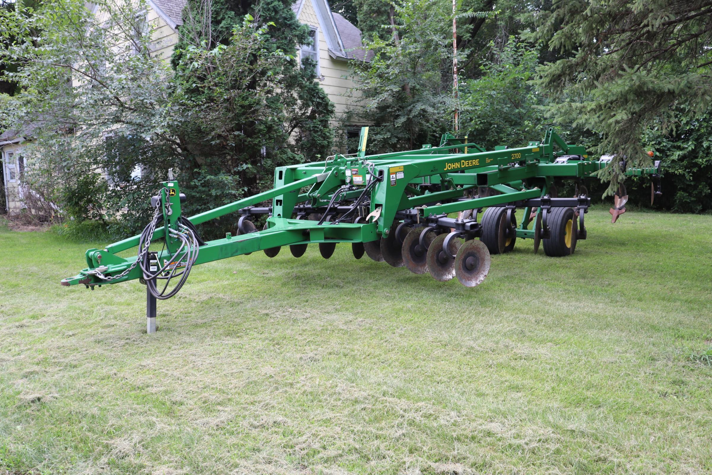 JOHN DEERE 2700 7 SHANK 24" DISC RIPPER,