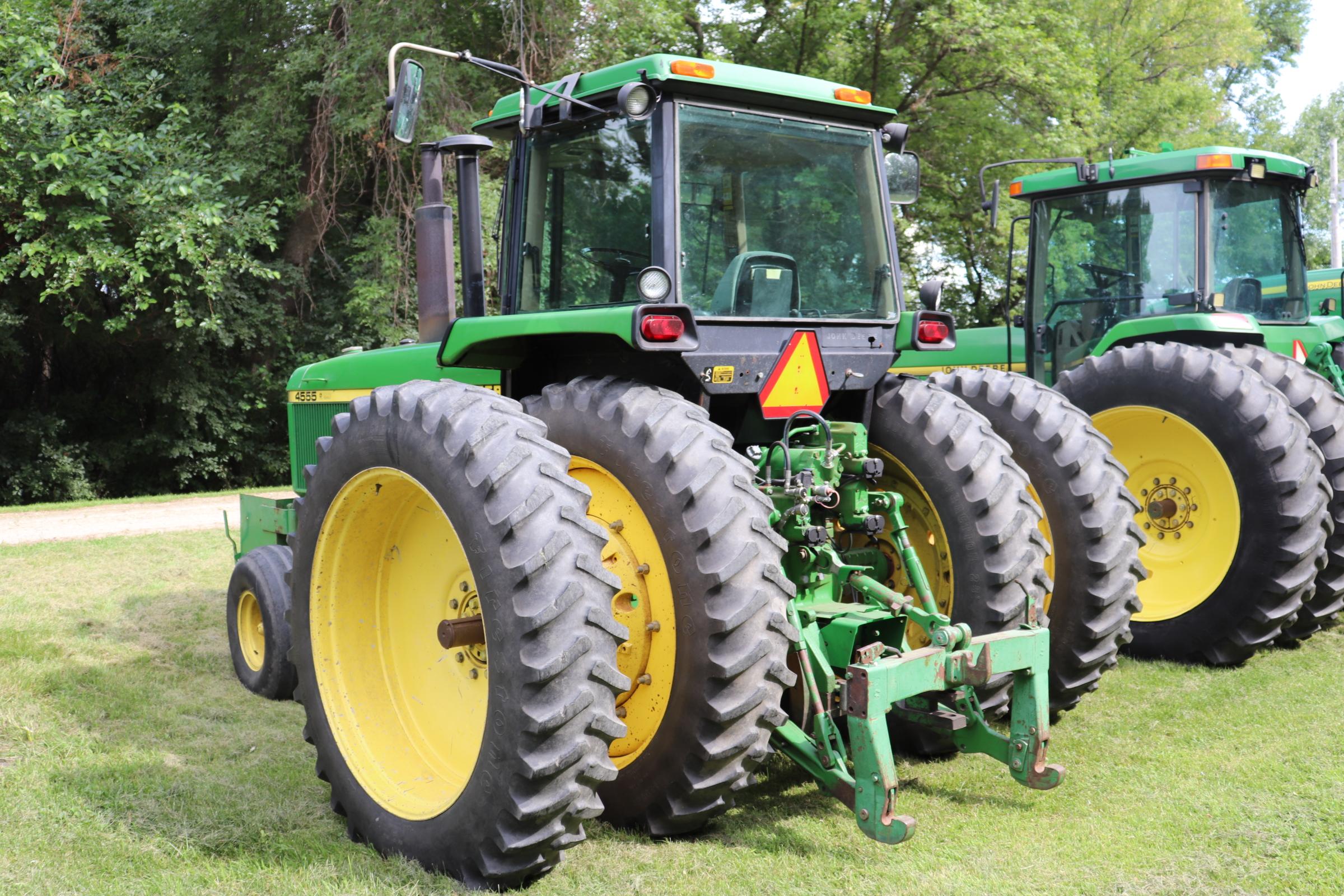 1990 JOHN DEERE 4555 2WD TRACTOR, 15 SPEED