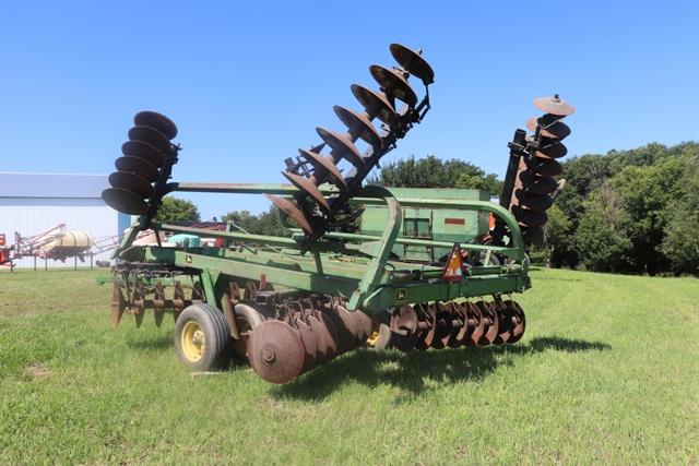 JOHN DEERE 230 22 1/2' TANDEM DISC, HYD FOLD, DUAL WHEELS, LONG POLE