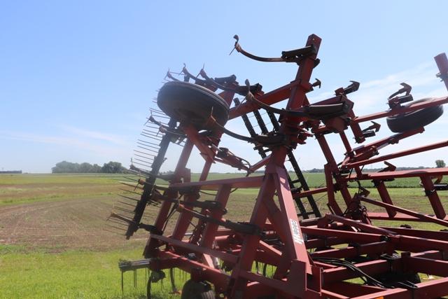 CASE IH 4800 26' VIBRA SHANK FIELD CULT, WALKING TANDEMS, 3 BAR HARROW, HYD FOLD