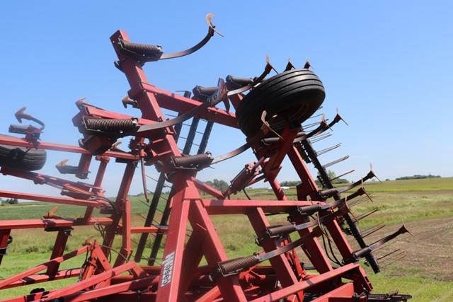 CASE IH 4800 26' VIBRA SHANK FIELD CULT, WALKING TANDEMS, 3 BAR HARROW, HYD FOLD