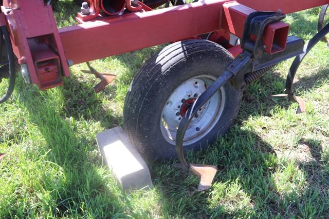 CASE IH 4800 26' VIBRA SHANK FIELD CULT, WALKING TANDEMS, 3 BAR HARROW, HYD FOLD