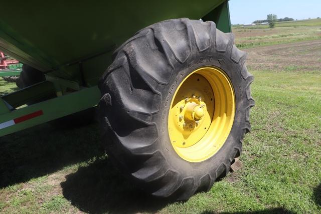 PARKER 510 GRAIN CART, SCALE, 12" FRONT DISCHARGE AUGER, 24.5-32's, LIGHTS, SMALL 1000 PTO,