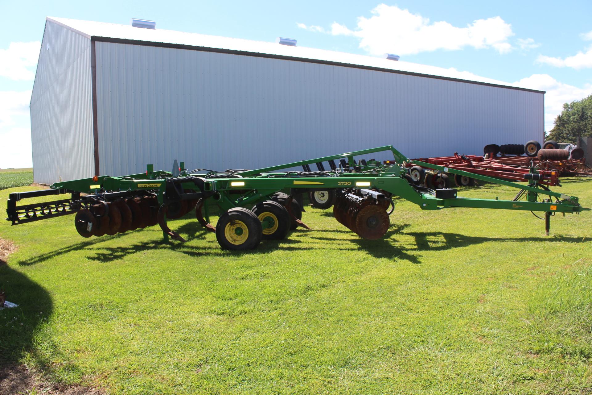 JOHN DEERE 2720 DISC RIPPER, 5 SHANK, 30" ,