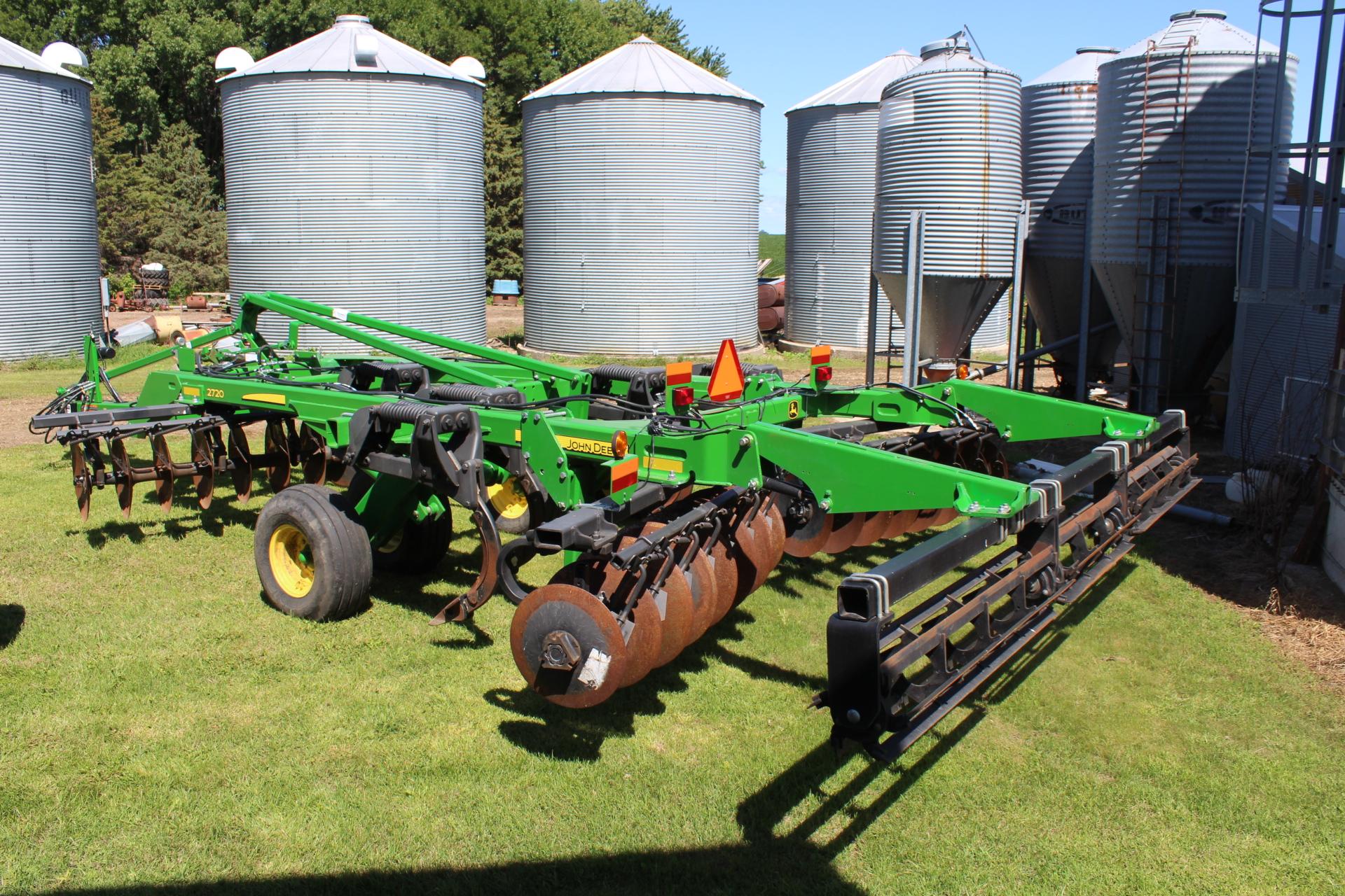 JOHN DEERE 2720 DISC RIPPER, 5 SHANK, 30" ,