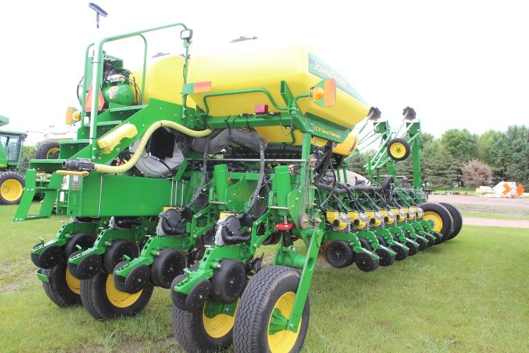 2014 JOHN DEERE 1770 NT 24R30" PLANTER, ROW CLEANERS,