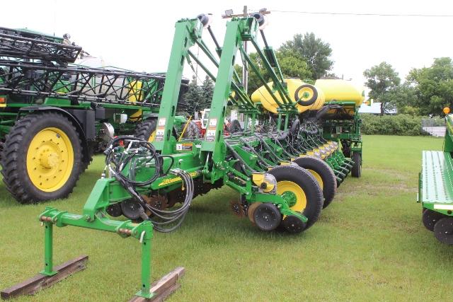 2014 JOHN DEERE 1770 NT 24R30" PLANTER, ROW CLEANERS,