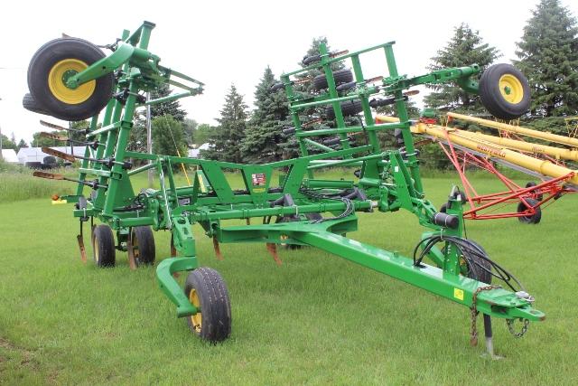 2012 JOHN DEERE 2410 CHISEL PLOW, 31', 32 SHANKS, 3"