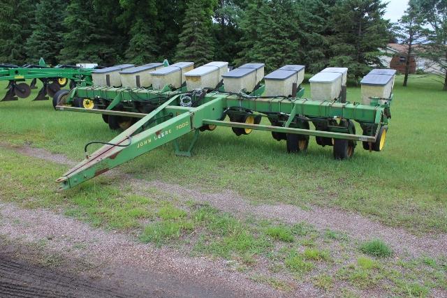 JOHN DEERE 7000  8R30" PLANTER, NO MARKERS