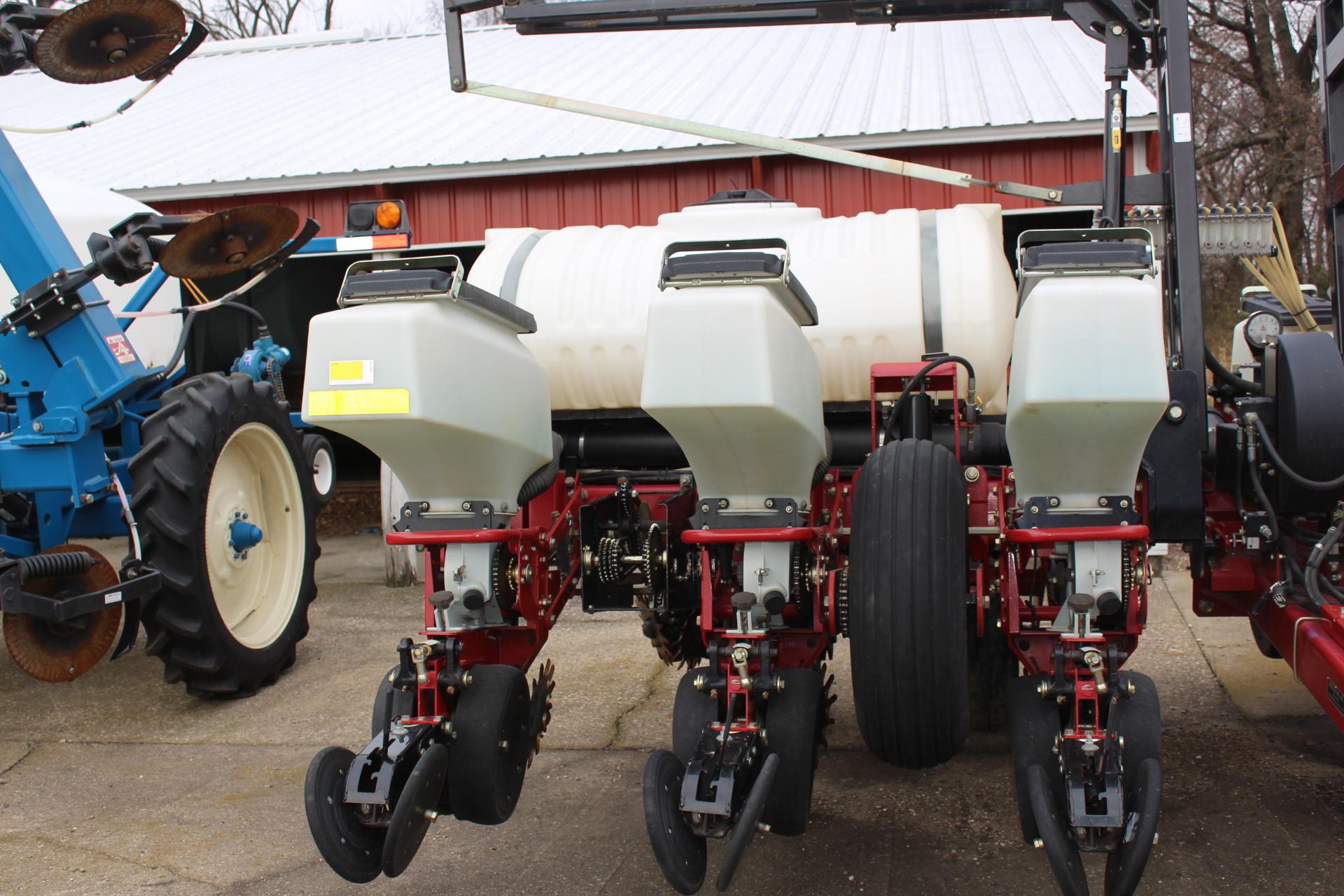 2005 WHITE 8200 12 ROW 30" PLANTER, PULL TYPE, FRONT