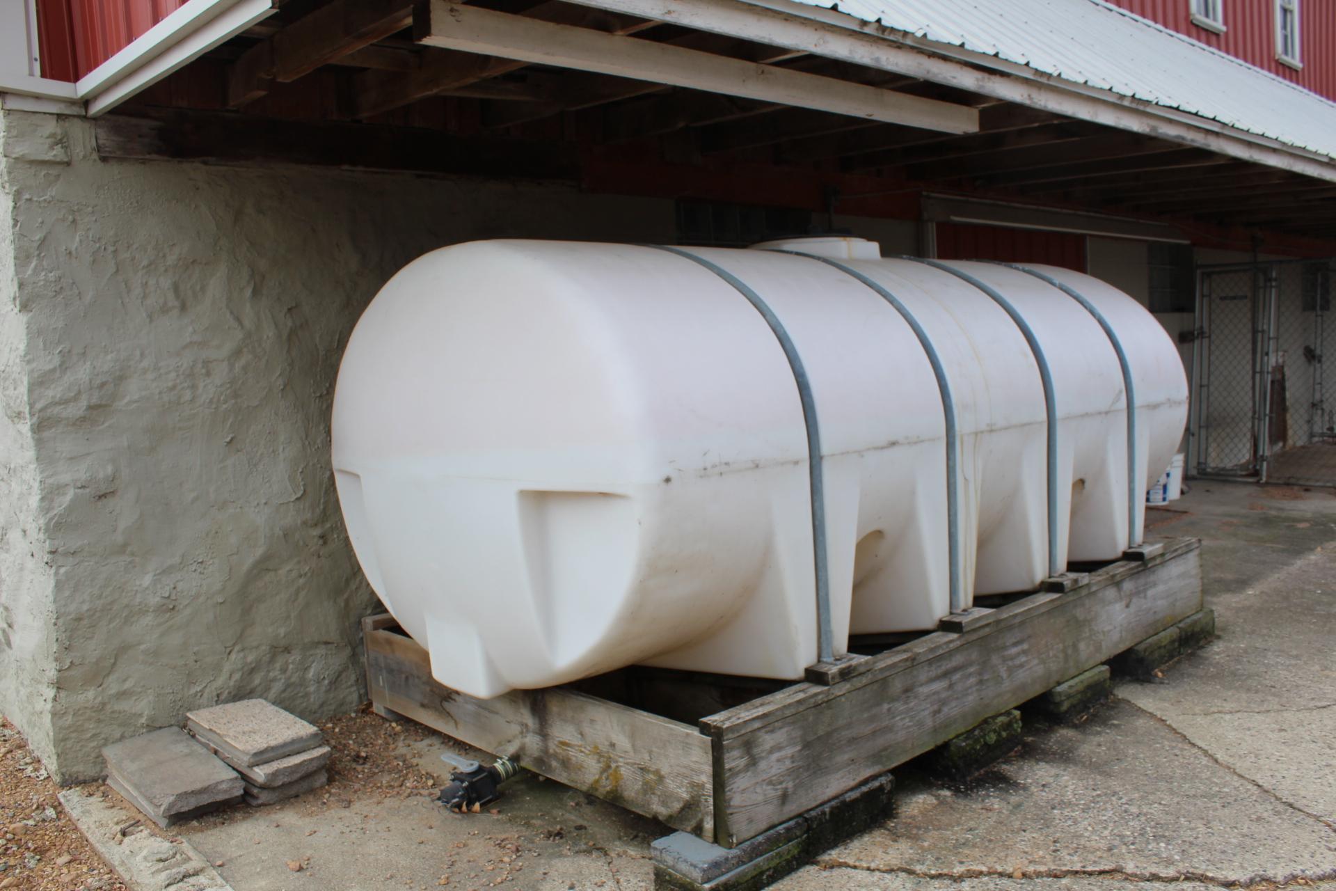 1600 GALLON POLY TANK