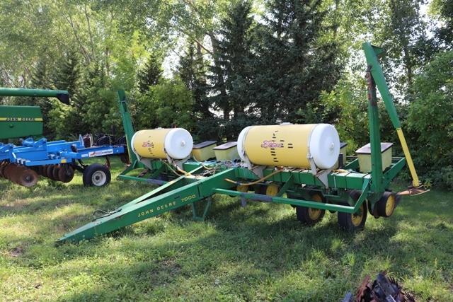 JOHN DEERE 7000 8R30" PLANTER, FOLDING MARKERS,