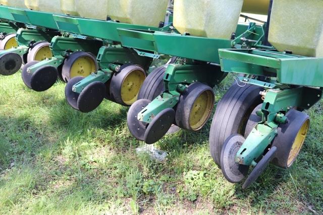 JOHN DEERE 7000 8R30" PLANTER, FOLDING MARKERS,