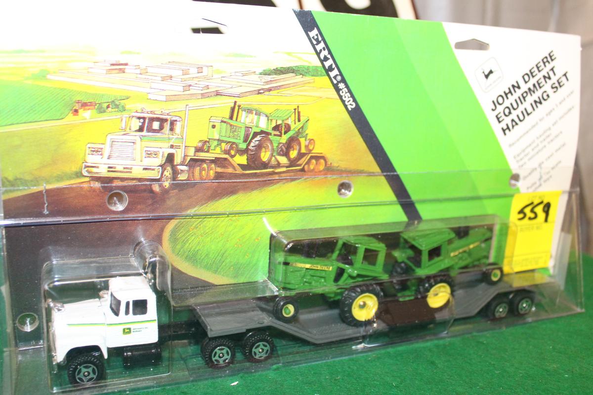 1/64 JOHN DEERE EQUIPMENT HAULING SET,