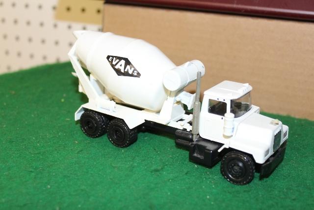 1/50 MACK CEMENT TRUCK WITH EVANS ON