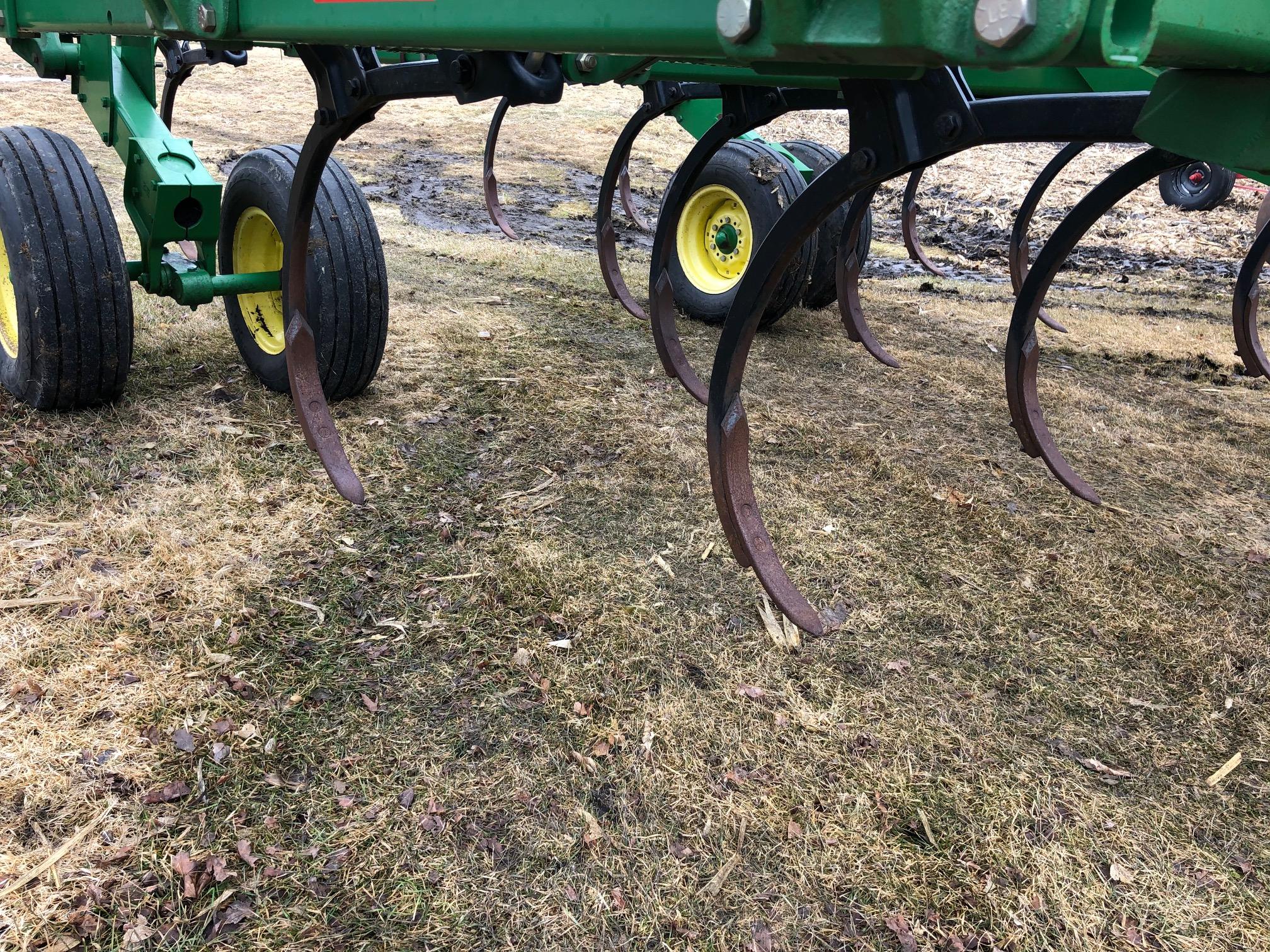 24 FT JOHN DEERE MODEL 2400 CHISEL PLOW,